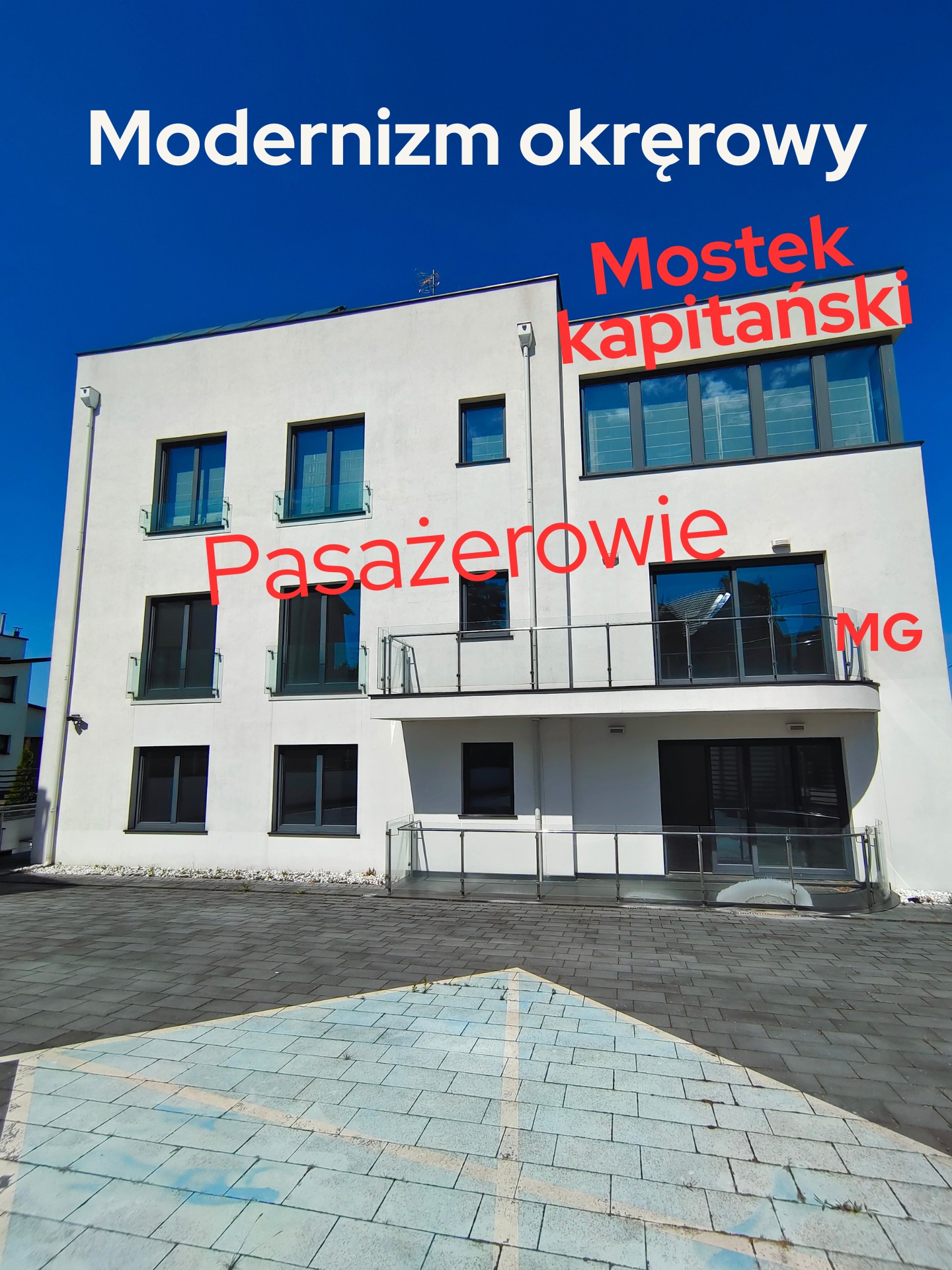 Gdynia, nowe mieszkania. Architektura marynistyczna w Gdyni, okrętowa. Mały Kack. Modernizm marynistyczny.