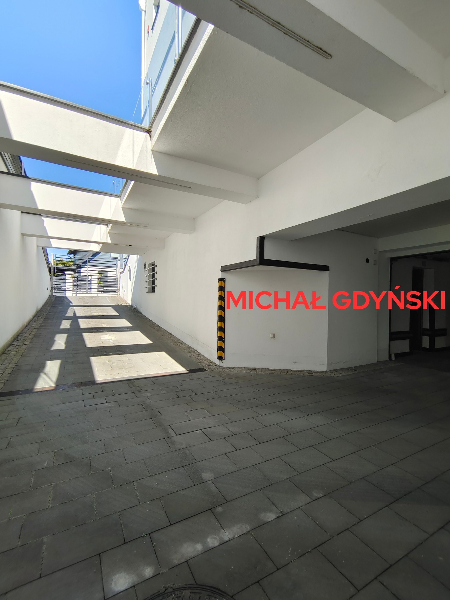 Gdynia mieszkanie z halą garażową. Mały Kack.